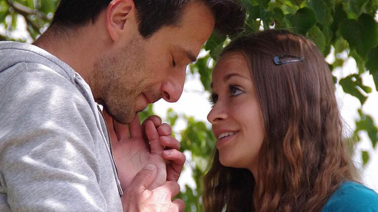 Kronachs Julia (Ida Engelhardt) geht ganz in ihrer Rolle auf. Als Romeo steht ihr im berühmten Shakespeare-Drama der Kölner Schauspieler Halil Yavuz zur Seite. Fotos: Marco Meißner