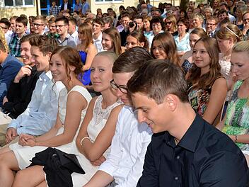 Der Moment der Abiturienten-Verabschiedung wird von Schuldirektor Frank Kubitza verglichen mit dem Moment des Laufenlernens. Nun löse die Schule mit der Festveranstaltung im Schulhof den Kontakt. Foto: Peter Rauch