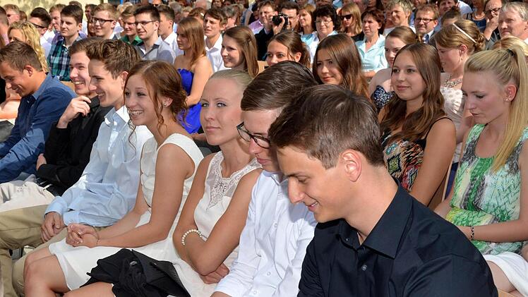 Der Moment der Abiturienten-Verabschiedung wird von Schuldirektor Frank Kubitza verglichen mit dem Moment des Laufenlernens. Nun löse die Schule mit der Festveranstaltung im Schulhof den Kontakt. Foto: Peter Rauch