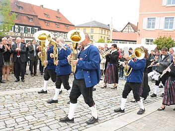 Die Blaskapelle St. Johannes Hofheim beim Einzug auf den Marktplatz.Foto: Gerhard Schmidt