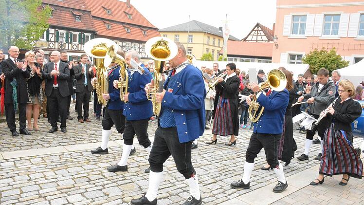 Die Blaskapelle St. Johannes Hofheim beim Einzug auf den Marktplatz.Foto: Gerhard Schmidt
