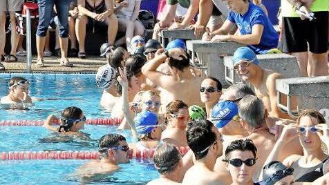 Da dürften einige Fans neidvoll auf die Schwimmer geblickt haben, die sich - zumindest kurzzeitig - im Wasser abkühlen durften.