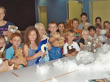 Den Kindern machte es Riesenspaß, ein Schmusetier selbst herzustellen.  Foto: Alfred Thieret