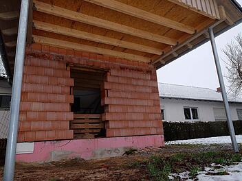 Das Feuerwehrhaus erhält einen Anbau.  Foto: Gerd Schaar