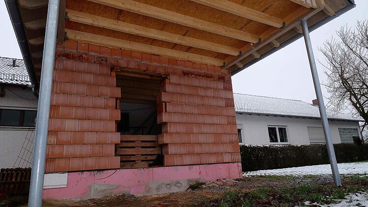 Das Feuerwehrhaus erhält einen Anbau.  Foto: Gerd Schaar