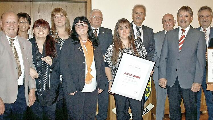 Die Geehrten der Cäcilia von links Richard Rauh, Albin Deuerling, Birgit Beierlorzer, Helga Heckelt, Christa Ring, Brigitte Böhnlein und Ehrenchorleiter Walter Klose ( 4. v. r.)