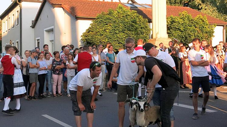 Beim Betzenaustanzen in Effeltrich Foto: Dagmar Niemann