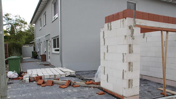 In Höchstadt-Süd fegte der Wind einen Teil einer Garagenmauer um.  Foto: Andreas Dorsch