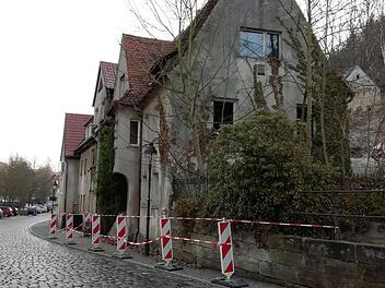 Die Stadt hat  das verfallende  Haus im Grünwehr abgesperrt.Foto; Katrin Geyer