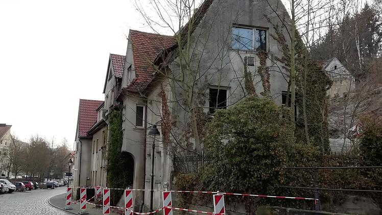 Die Stadt hat  das verfallende  Haus im Grünwehr abgesperrt.Foto; Katrin Geyer