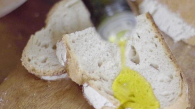 Der Bamberger Oliver Brandstetter und ein Freund  sammeln Geld, um ihr Bio-Olivenöl "Pouli" aus Kalamata (Griechenland) zu importieren. Die beiden legen Wert auf Geschmack und eine faire Bezahlung der Bauern. Außerdem  unterstützen sie mit fünf Prozent des Umsatzes die deutsche Hilfsorganisation Medical Volunteers International, die medizinische Grundversorgung für Geflüchtete ermöglicht. Spender erhalten das neue Öl als Erste. Unterstützung unter: startnext.com/pouli