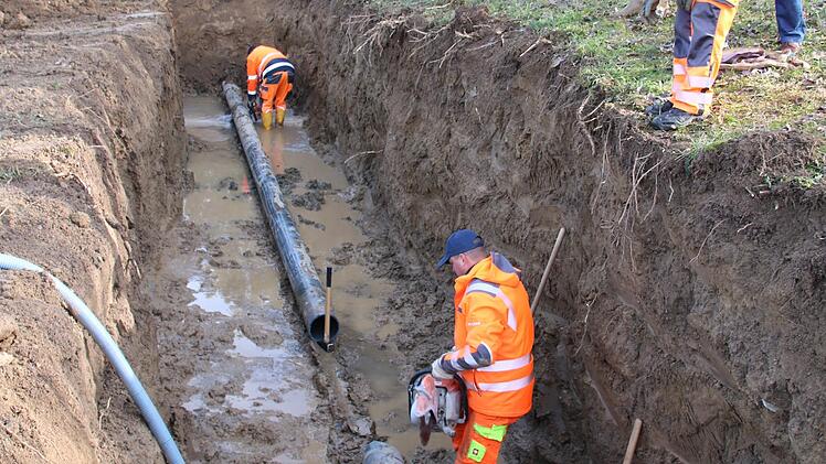 Im Oktober 2019 gab es schon einmal einen Rohrbruch an der Wasserleitung von Kleinwenkheim nach Großwenkheim. Das Netz kommt in die Jahre. Jetzt hat es wieder einen Rohrbruch gegeben, In Großwenkheim muss das Wasser abgekocht werden.  Foto: Archiv/Thomas Malz