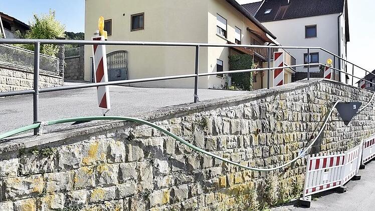 Die „Hügelmauer“ in Altershausen muss bis Ende des kommenden Jahres saniert werden, um weitere Schäden abzuwenden.