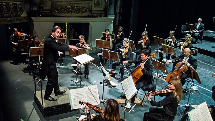 Daniel Carter dirigierte das erste Sinfoniekonzert der neuen Spielzeit am Landestheater Coburg.Foto: Jochen Berger