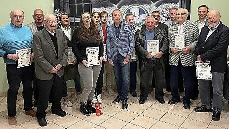 Die bei der Hauptversammlung anwesenden Geehrten mit den Vorsitzenden Robert Bosch, Wolfgang P&ouml;pperl und Michael Eichner