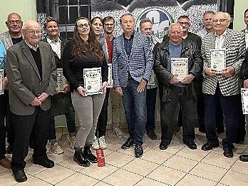 Die bei der Hauptversammlung anwesenden Geehrten mit den Vorsitzenden Robert Bosch, Wolfgang Pöpperl und Michael Eichner