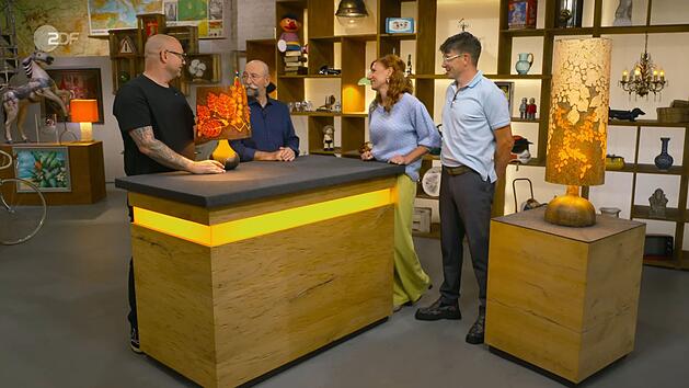 Melanie und ihr Mann Michael (rechts) brachten zwei Designer- Tischleuchten zu den "Bares für Rares"-Stars Sven Deutschmanek (links) und Horst Lichter.