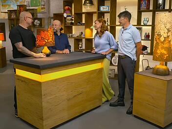 Melanie und ihr Mann Michael (rechts) brachten zwei Designer- Tischleuchten zu den "Bares f&uuml;r Rares"-Stars Sven Deutschmanek (links) und Horst Lichter.