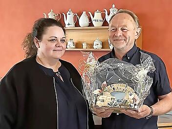 Inna Haller, Pflegedienstleiterin im Diakonie-Seniorenzentrum Hephata, verabschiedete Klaus Holley nach 41 Dienstjahren in den Ruhestand.