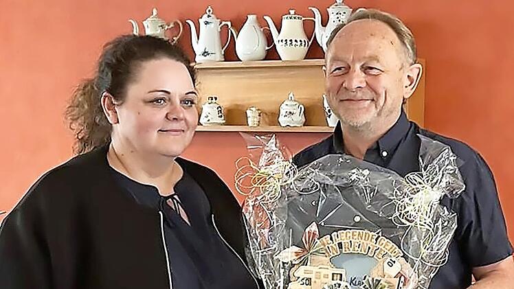 Inna Haller, Pflegedienstleiterin im Diakonie-Seniorenzentrum Hephata, verabschiedete Klaus Holley nach 41 Dienstjahren in den Ruhestand.