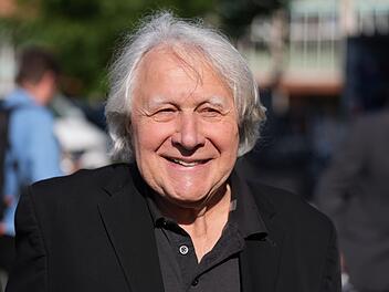 Moderator Peter Urban h&ouml;rt beim NDR auf
