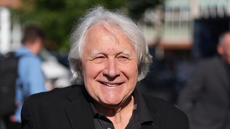 Moderator Peter Urban h&ouml;rt beim NDR auf