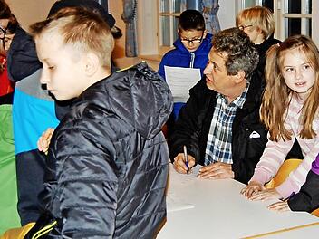 Pfarrgemeinderatsvorsitzender Andreas Götz (Mitte) teilt die Sternsinger in Gruppen ein. Fotos: Sigismund von Dobschütz