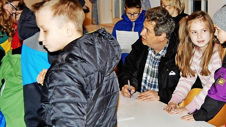 Pfarrgemeinderatsvorsitzender Andreas Götz (Mitte) teilt die Sternsinger in Gruppen ein. Fotos: Sigismund von Dobschütz