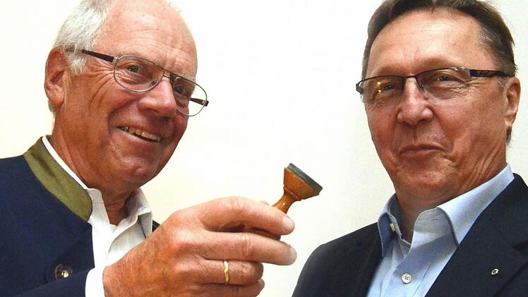 Nicht den Stab, sondern den Dienststempel übergab nach 34-jähriger Tätigkeit als Alpenvereinsvorsitzender Heinz Steidle an seinen Nachfolger Eisenmann. Foto: Peter Rauch