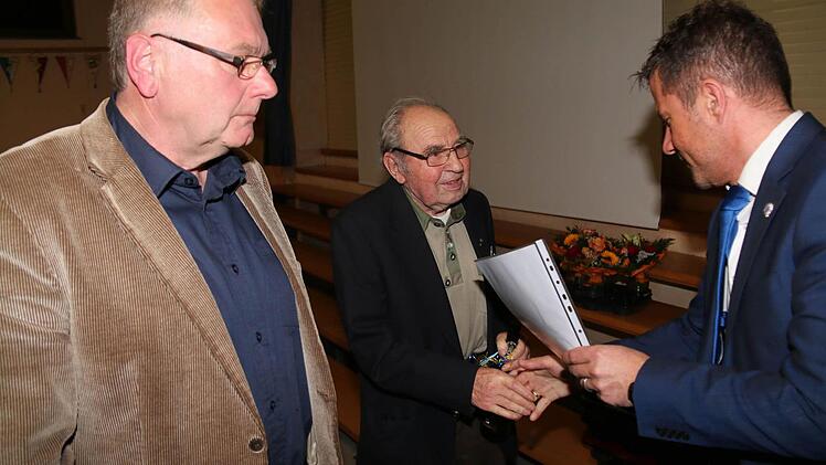 Mit 18 Jahren ist Emil Vogler zum FC eingetreten. Jetzt wurde der 93-jährige für seine 75-jährige Mitgliedschaft geehrt. (vorn links): Vorsitzender Edgar Lutz, (rechts): stellvertretender Vorsitzender Ralf Kohlhepp.