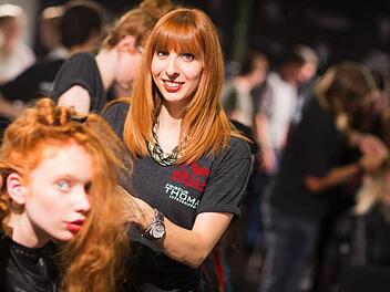 Seit ihrem Sieg als weltbeste Trendfriseurin beim International Trend Vision Award von Wella hat sich Janina Ehrenberg als eine der gefragtesten Friseurinnen Deutschlands profiliert. Jetzt stylte die Bad Kissingerin Models bei der Fashion Week in Berlin. Foto: privat