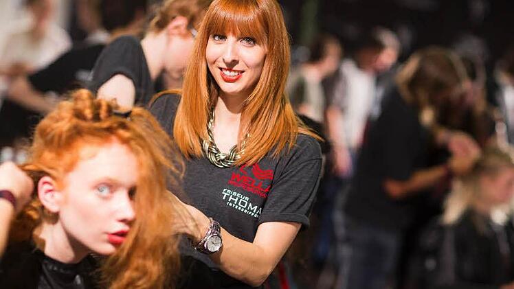 Seit ihrem Sieg als weltbeste Trendfriseurin beim International Trend Vision Award von Wella hat sich Janina Ehrenberg als eine der gefragtesten Friseurinnen Deutschlands profiliert. Jetzt stylte die Bad Kissingerin Models bei der Fashion Week in Berlin. Foto: privat