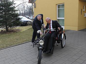 Was aussieht wie ein Trike, ist ein altes Fortbewegungsmittel für Behinderte. Günther Denzler lässt es sich von Wolfgang Caps erklären. Foto: Carmen Schwind