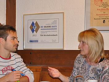 FT-Sportredakteur Daniel Ruppert (l.) machte sich persönlich ein Bild davon, wie viele Aufgaben Silvia Wagner gleichzeitig bewältigt.  Foto: Leo Hühnlein