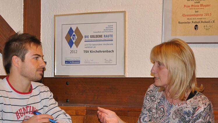 FT-Sportredakteur Daniel Ruppert (l.) machte sich persönlich ein Bild davon, wie viele Aufgaben Silvia Wagner gleichzeitig bewältigt.  Foto: Leo Hühnlein