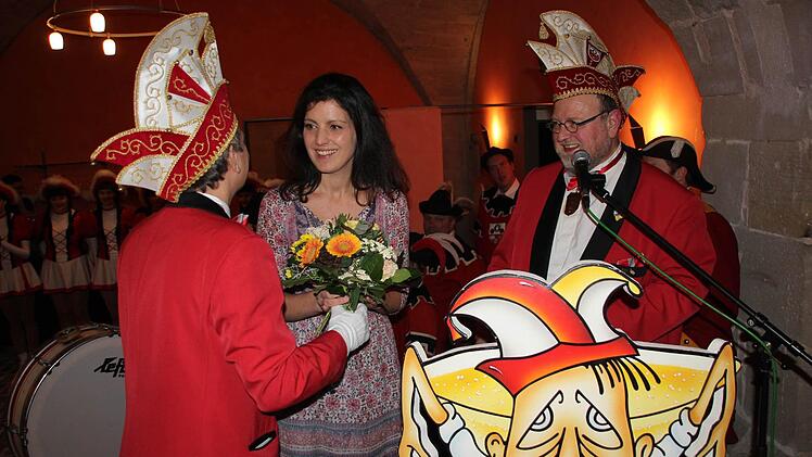 Vizepräsident Andreas Bauer (links) und Präsident Uli Böhm bedankten sich bei Miriam Gwosdek für die Gestaltung des Ordens.  Foto: Friedwald Schedel