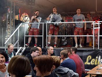 Die "Partyteufel" begeisterten das Publikum mit fetziger Musik.