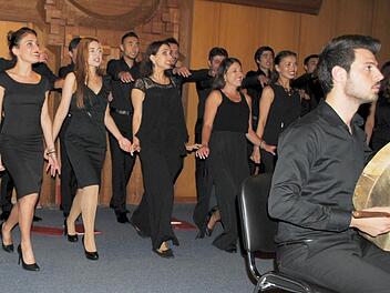 Begeisterung für ihre Musik: Die jungen Künstler des Türksoy Youth Chamber Choir im Neustadter Rathaussaal.  Fotos: Carolin Herrmann