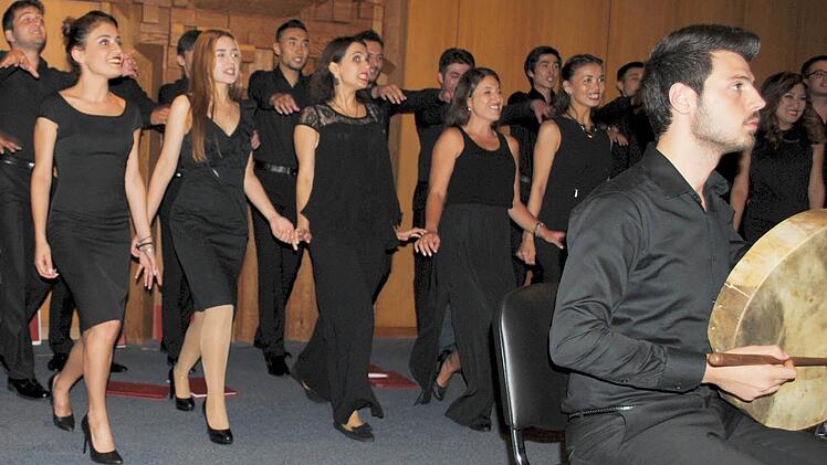 Begeisterung für ihre Musik: Die jungen Künstler des Türksoy Youth Chamber Choir im Neustadter Rathaussaal.  Fotos: Carolin Herrmann