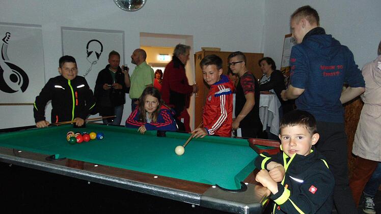 Der Billardtisch, ein Magnet im wiedereröffneten Jugendzentrum.Fotos: Petra Malbrich