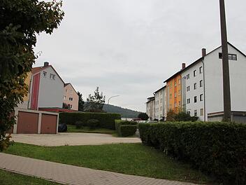 Viele Wohnungen, wenig Stellflächen: Im Mohnweg wird es schnell eng, vor allem wenn am Abend viele Bewohner von der Arbeit heimkehren. Links ist der Garagenhof des Hauses Mohnweg 3 zu sehen, in dem in einer Wohnung ein Feuermelder Alarm geschlagen hatte.