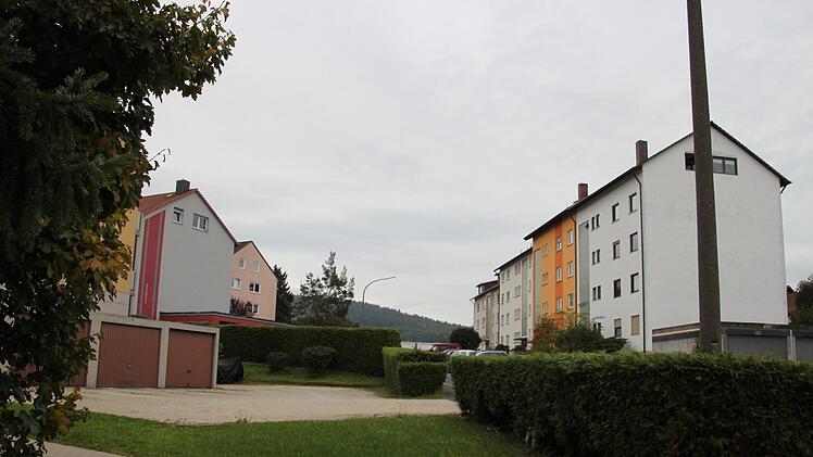 Viele Wohnungen, wenig Stellflächen: Im Mohnweg wird es schnell eng, vor allem wenn am Abend viele Bewohner von der Arbeit heimkehren. Links ist der Garagenhof des Hauses Mohnweg 3 zu sehen, in dem in einer Wohnung ein Feuermelder Alarm geschlagen hatte.