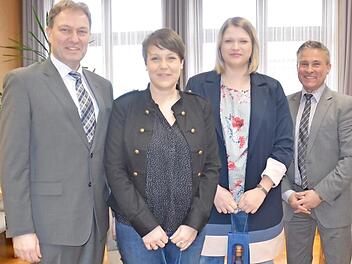Der Landkreis Kronach und der Jugendhilfeausschuss freuen sich über zwei engagierte kommunale Jugendpflegerinnen. Eva Wicklein (2. v. l.) und Lisa Gratzke wurden von Landrat Klaus Löffler (links) und Jugendamtsleiter Stefan Schramm für ihren erfolgreichen Abschluss zur staatlich geprüften Jugendpflegerin beglückwünscht. Foto: K.- H. Hofmann