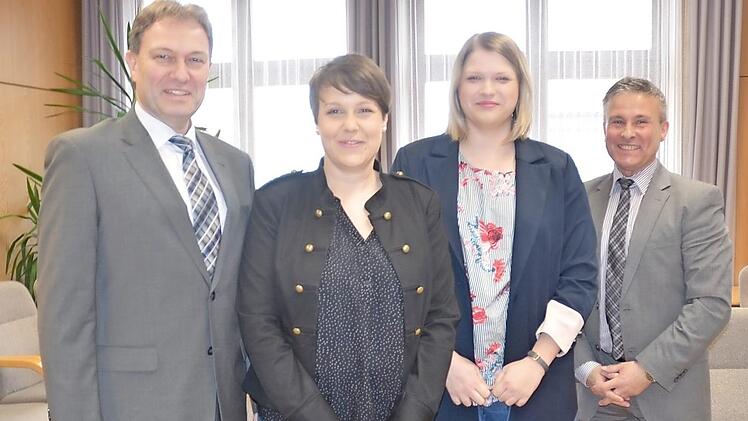 Der Landkreis Kronach und der Jugendhilfeausschuss freuen sich über zwei engagierte kommunale Jugendpflegerinnen. Eva Wicklein (2. v. l.) und Lisa Gratzke wurden von Landrat Klaus Löffler (links) und Jugendamtsleiter Stefan Schramm für ihren erfolgreichen Abschluss zur staatlich geprüften Jugendpflegerin beglückwünscht. Foto: K.- H. Hofmann