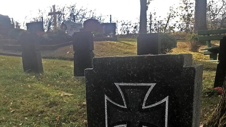 Ist das Rätsel geklärt? Bei dem Grab des "Unbekannten deutschen Soldaten" im Mangersreuther Friedhof könnte es sich um Siegfried Wölfel aus der Blaich handeln.Repro: Wolfgang Schoberth