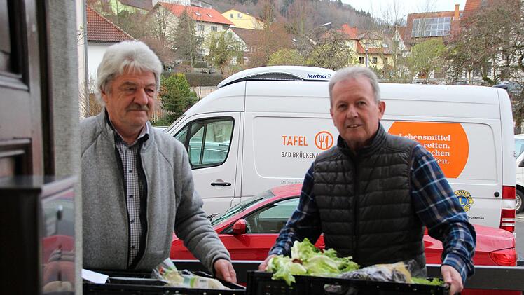 Klaus Hartmann (links) und Hans-J&uuml;rgen Schelle tragen abgeholte Lebensmittel ins Geb&auml;ude. Johannes Schlereth