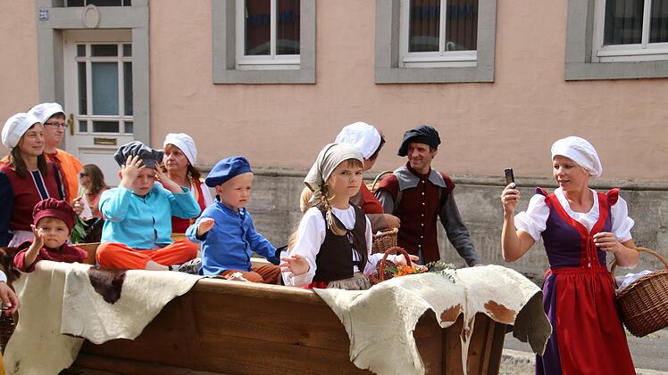 Den Kindern machte es natürlich besonderen Spaß, sich beim Umzug durch die  Stadt ziehen zu lassen. Foto: Dieter Britz