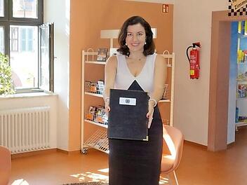 Bürgermeister Armin Warmuth und Bibliotheksleiterin Karin Wengerter sind erfreut über die Nachricht, die Staatsministerin Dorothee Bär mitgebracht hat.  Foto: Nina Moosdorf