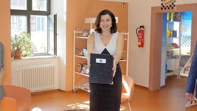 Bürgermeister Armin Warmuth und Bibliotheksleiterin Karin Wengerter sind erfreut über die Nachricht, die Staatsministerin Dorothee Bär mitgebracht hat.  Foto: Nina Moosdorf