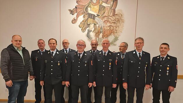 Ehrungen und Wahlen standen bei der Freiwilligen Feuerwehr Oehrberg an:  (von links) Bürgermeister Daniel Wehner, 1. Kommandant Klaus Zimmerhackl, 2. Kommandant Martin Höchemer, 2. Vorsitzender Hans-Peter Rölling, Sascha Markart (25 Jahre aktiver Dienst), Kreisbrandmeister Klaus Preisendörfer, Günter Markart (40 Jahre), der  neu gewählte  1. Vorsitzende Steffen Voll, Michael Markart (40 Jahre) und Klaus Schlereth (25Jahre). Auf dem Foto fehlt Mathias Kober (40Jahre). Foto: Iris Voll